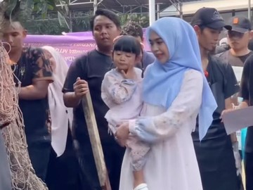 Siapkan Bekal di Akhirat, Ria Ricis Kurban 5 Sapi dan 20 Kambing