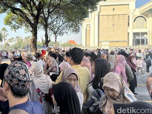 Antusias Warga Melihat Sapi Presiden Prabowo di Masjid Al Akbar Surabaya Antusias Warga Melihat Sapi Presiden Prabowo di Masjid Al Akbar Surabaya