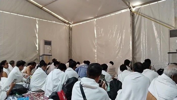 Sebanyak 1.392 jemaah haji Indonesia dari kloter adonan menjalani wukuf di tenda khusus kerajaan. (Haris/detikcom)