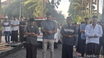 Antusiasme WNA Ikut Salat Idul Adha di Canggu Bali