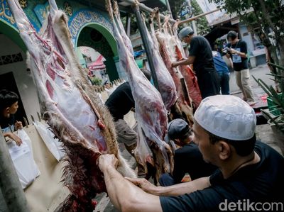 Semangat Kurban Warga Kebon Melati, Sembelih Kambing hingga Kerbau