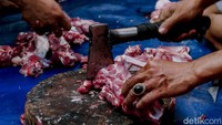 Bungkus Daging Kurban Pakai Kresek Hitam, Amankah? Ini Kata Dokter Onkologi