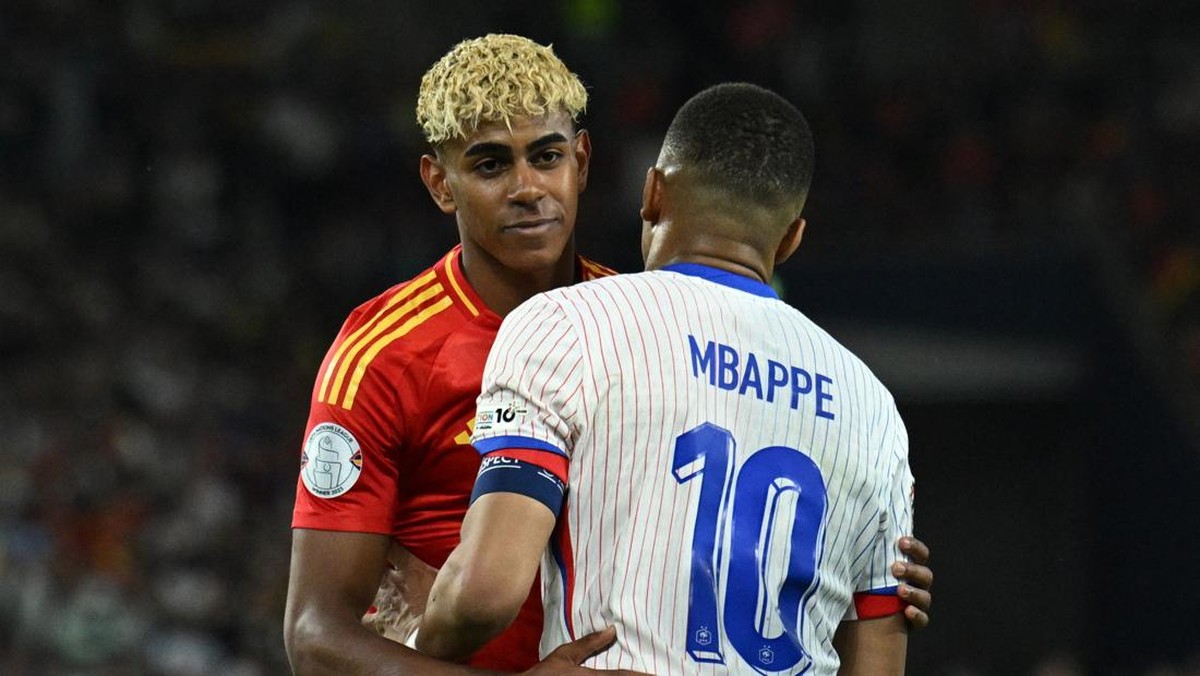 Lamine Yamal dan Kylian Mbappe. (Foto: REUTERS/Annegret Hilse)