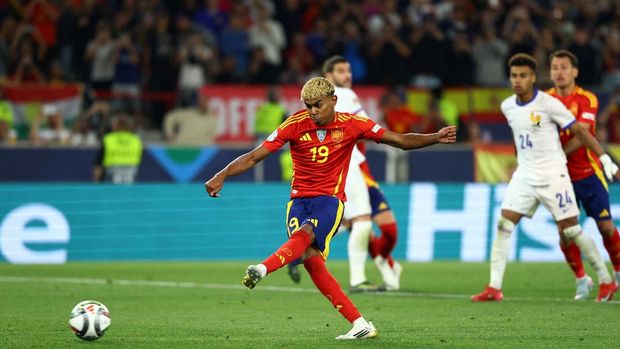 Soccer Football - Nations League - Semi Final - Spain v France - MHPArena, Stuttgart, Germany - June 5, 2025 Spain's Lamine Yamal scores their third goal from the penalty spot REUTERS/Kai Pfaffenbach     TPX IMAGES OF THE DAY