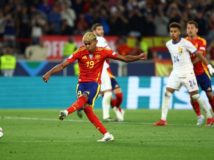 Soccer Football - Nations League - Semi Final - Spain v France - MHPArena, Stuttgart, Germany - June 5, 2025 Spain's Lamine Yamal scores their third goal from the penalty spot REUTERS/Kai Pfaffenbach     TPX IMAGES OF THE DAY