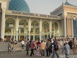 Ribuan Jemaah Khusyuk Salat Idul Adha di Masjid Al Akbar Surabaya Ribuan Jemaah Khusyuk Salat Idul Adha di Masjid Al Akbar Surabaya