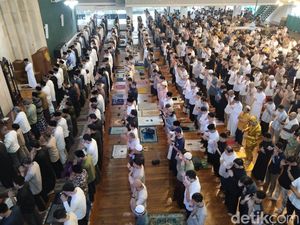 Khidmatnya Suasana Salat Iduladha di Masjid Al-Ukhuwah Bandung