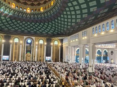 Suasana Salat Idul Adha di Masjid Al Akbar Surabaya