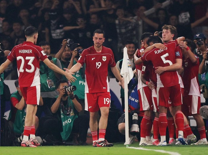 Soccer Football - World Cup - AFC Qualifiers - Group C - Indonesia v China - Gelora Bung Karno Stadium, Jakarta, Indonesia - June 5, 2025 Indonesias Ole Romeny celebrates scoring their first goal with teammates REUTERS/Ajeng Dinar Ulfiana