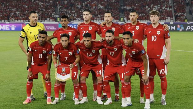 Soccer Football - World Cup - AFC Qualifiers - Group C - Indonesia v China - Gelora Bung Karno Stadium, Jakarta, Indonesia - June 5, 2025Indonesia players pose for a team group photo before the match REUTERS/Ajeng Dinar Ulfiana