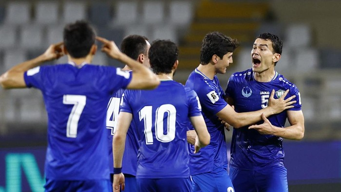 Timnas Uzbekistan Soccer Football - World Cup - AFC Qualifiers - Group A - United Arab Emirates v Uzbekistan - Al Nahyan Stadium, Abu Dhabi, United Arab Emirates - June 5, 2025 Uzbekistans Abdukodir Khusanov and Uzbekistans Rustamjon Ashurmatov react REUTERS/Rula Rouhana