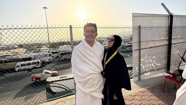 Gosip Terkini Selebriti Insertlive : Bahagia Tya Ariestya Berbagi Gandengan Tangan Suami dengan Nenek di Tanah Suci