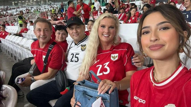 Kabar Terkini Artis dari InsertLive : Unggahan Ibunda Justin Hubner Usai Nonton Timnas Indonesia bareng Jennifer Coppen