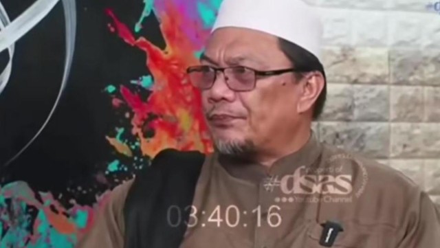 Kabar Terkini Artis dari InsertLive : Sosok Ustaz Yahya Waloni, Meninggal Dunia Saat Khutbah Jumat di Makassar