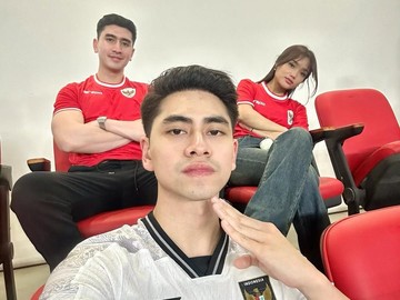Makin Lengket! Verrell Bramasta dan Fuji Nonton Bareng Indonesia Vs China