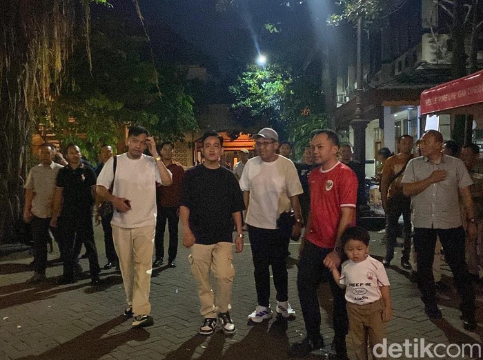 Wakil Presiden Gibran Rakabuming Raka saat nonton bareng Timnas Republic of Indonesia di Balai Kota Solo, Kamis (5/6/2025) malam. Wakil Presiden Gibran Rakabuming Raka saat nonton bareng Timnas Republic of Indonesia di Balai Kota Solo, Kamis (5/6/2025) malam.