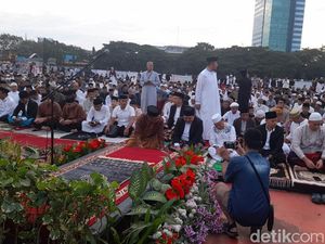 Appi Salat Idul Adha di Karebosi, Diapit IAS-Ustaz Dasad Latif di Saf Depan Appi Salat Idul Adha di Karebosi, Diapit IAS-Ustaz Dasad Latif di Saf Depan