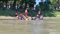 Potret Warga Surabaya Mencuci Rumen di Sungai