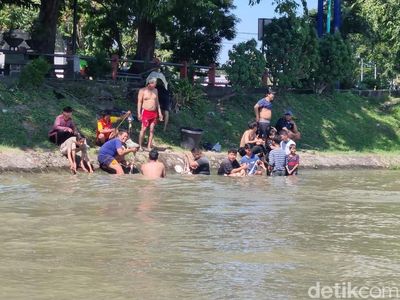 Potret Warga Surabaya Mencuci Rumen di Sungai