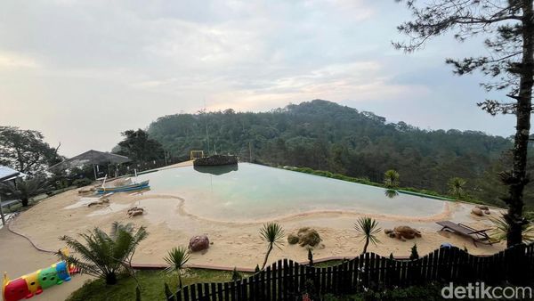 Menikmati Wisata Pantai dengan Pemandangan Gunung Arjuno Welirang