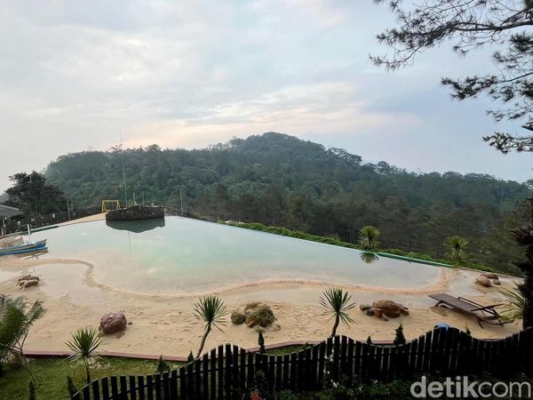 Menikmati Wisata Pantai dengan Pemandangan Gunung Arjuno Welirang