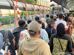 Antrean TransJabodetabek ke Alsut hingga Bogor Mengular di Terminal Blok M Antrean TransJabodetabek ke Alsut hingga Bogor Mengular di Terminal Blok M