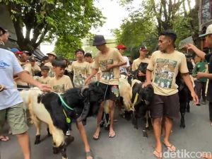 Tradisi Arak-arakan Kurban di Kidul Pasar Malang Lestari Sejak 1985 Tradisi Arak-arakan Kurban di Kidul Pasar Malang Lestari Sejak 1985