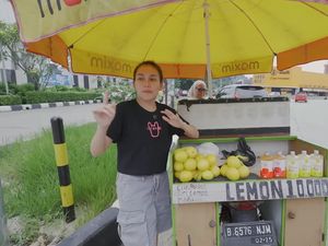 Ayu Ting Ting Bantu UMKM, Jualan Lemon di Pinggir Jalan