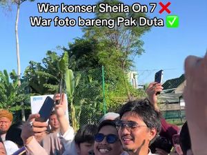 Bukan War Konser, Warga Serbu Foto Bareng Duta SO7 Usai Salat Idul Adha Bukan War Konser, Warga Serbu Foto Bareng Duta SO7 Usai Salat Idul Adha
