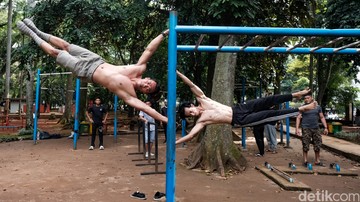 Bukan di Gym, Mereka Berotot di Taman Kota