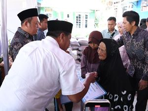 Bupati Majalengka Salurkan Infak Hari Jadi untuk Warga Tak Mampu Bupati Majalengka Salurkan Infak Hari Jadi untuk Warga Tak Mampu