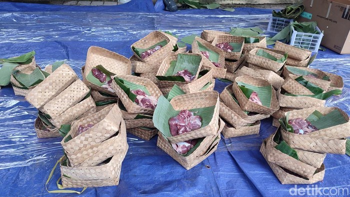 Daging kurban dibagikan dalam bungkus besek.