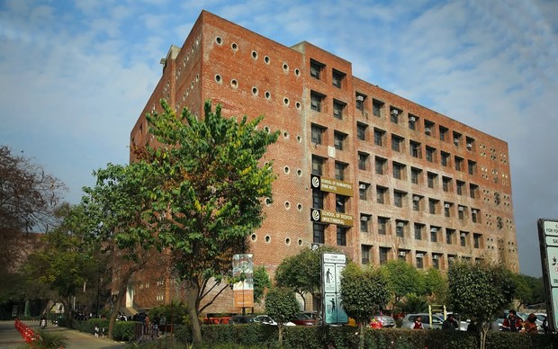 universitas dengan nama unik