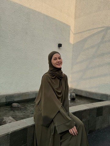 5 Inspirasi Gaya Syari ala Paula Verhoeven, Pakai Hijab Pashmina dan Khimar
