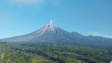 Gunung Semeru 5 Kali Erupsi Sabtu Pagi, Tinggi Letusan hingga 900 M