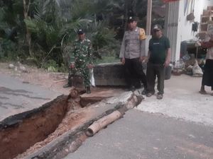 Akses Jalan Kampak-Munjungan Trenggalek Ambles, Warga Bangun Jembatan Darurat Akses Jalan Kampak-Munjungan Trenggalek Ambles, Warga Bangun Jembatan Darurat