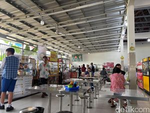 Video: Banyak Tenant Kuliner, Kantin Sekolah Ini jadi Favorit Wali Murid Video: Banyak Tenant Kuliner, Kantin Sekolah Ini jadi Favorit Wali Murid
