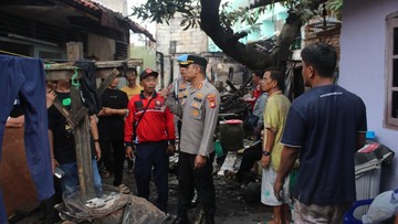 Polisi Beri Bantuan dan Trauma Healing ke Korban Kebakaran di Krukut Jakbar