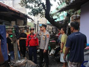 Polisi Beri Bantuan dan Trauma Healing ke Korban Kebakaran di Krukut Jakbar Polisi Beri Bantuan dan Trauma Healing ke Korban Kebakaran di Krukut Jakbar