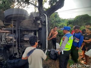 Rem Blong, Truk Tronton Muatan Kertas Tabrak Pohon-Terguling di Pati Rem Blong, Truk Tronton Muatan Kertas Tabrak Pohon-Terguling di Pati