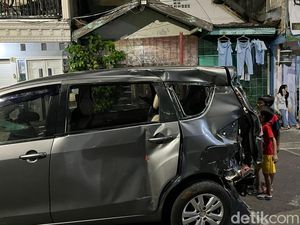 Taksi Online Tertabrak KA di Surabaya, Seluruh Penumpang Selamat Taksi Online Tertabrak KA di Surabaya, Seluruh Penumpang Selamat