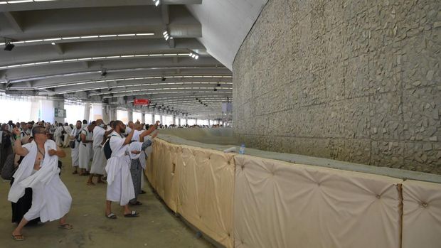 Jamaah haji melempar jumrah Aqabah di Mina, Makkah, Arab Saudi, Jumat (6/6/2025). ANTARA FOTO/Andika Wahyu/foc.