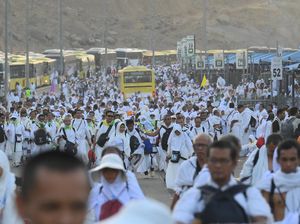 Eks Menpora Bagikan Kondisi Jemaah Haji Jalan Kaki dari Muzdalifah ke Mina Eks Menpora Bagikan Kondisi Jemaah Haji Jalan Kaki dari Muzdalifah ke Mina