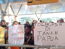 Video: Bahlil Diteriaki Penipu oleh Massa di Bandara DEO Sorong