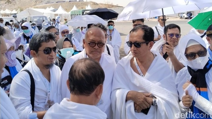 Mekkah Foto: Menag saat ngobrol dengan jemaah di Arafah (Haris Fadhil/detikcom)