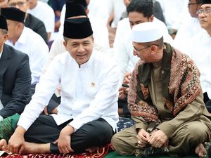 Salat Idul Adha di Palolo, Mentrans Serahkan 2 Sapi Kurban dari Prabowo Salat Idul Adha di Palolo, Mentrans Serahkan 2 Sapi Kurban dari Prabowo
