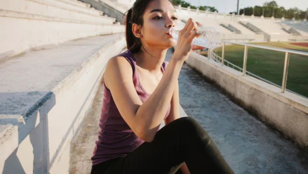 Minum Air/ Foto: freepik.com