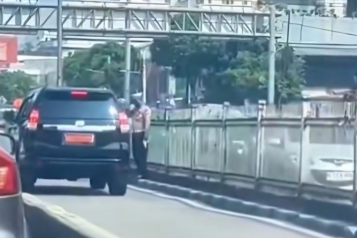 Mobil dinas masuk jalur TransJakarta atau busway. Mobil dinas masuk jalur TransJakarta atau busway.