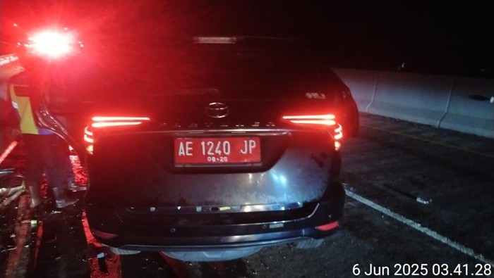 Mobil Fortuner yang ditumpangi Wakil Ketua DPRD Ngawi Waluyo Jati Sasono di saat kecelakaan di Tol Sragen Mobil Fortuner yang ditumpangi Wakil Ketua DPRD Ngawi Waluyo Jati Sasono di saat kecelakaan di Tol Sragen, Jumat (6/6/2025).