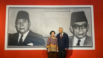 Momen Megawati Didampingi Guntur Soekarnoputra Susuri Pameran Foto